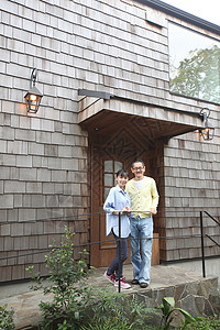 木屋外的父女俩形象背景图片