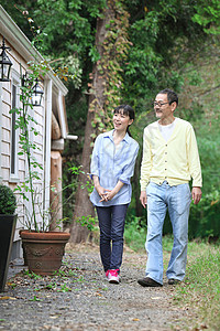 屋外步行散步的父女俩背景图片
