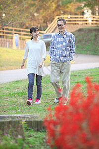 公园步行散步的父女俩背景图片