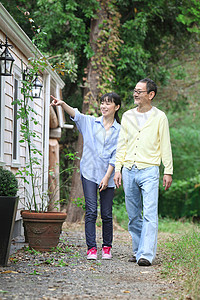 屋外步行散步的父女俩背景图片
