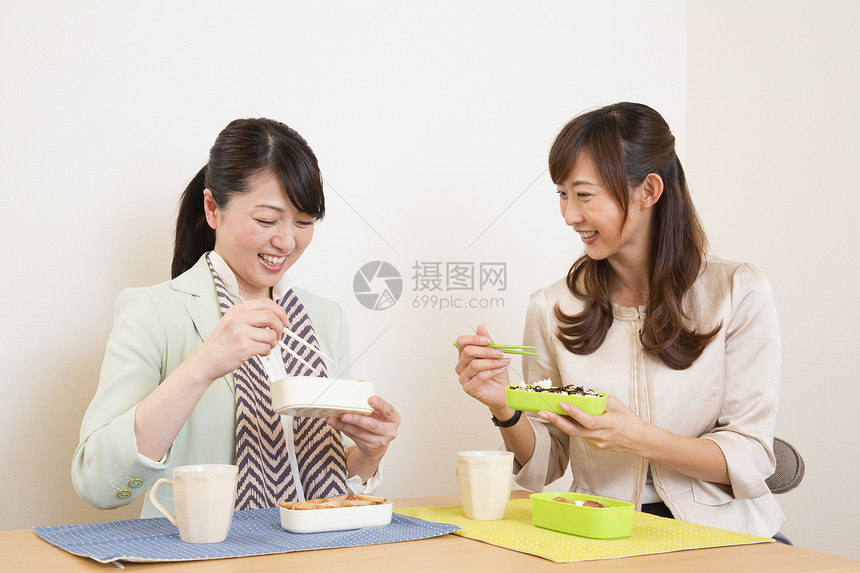 女性闺蜜下午茶吃甜品图片