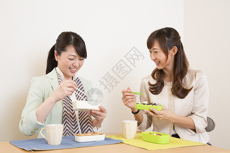女性闺蜜下午茶吃甜品图片