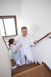 扶老人上楼梯的护工图片