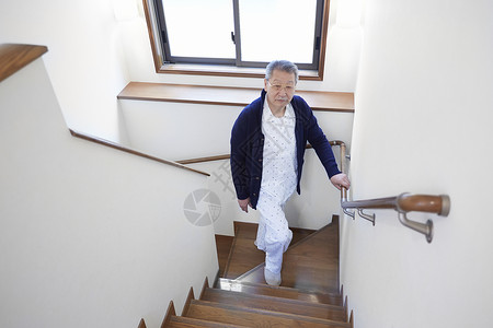 老年人走上楼梯图片