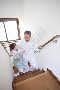 护工搀扶独居老人上楼图片