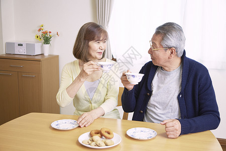 一起和下午茶的老年夫妇护理高清图片素材