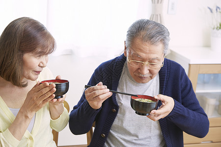 老年人居家吃饭图片