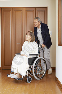 爷爷在家推着轮椅上的奶奶图片