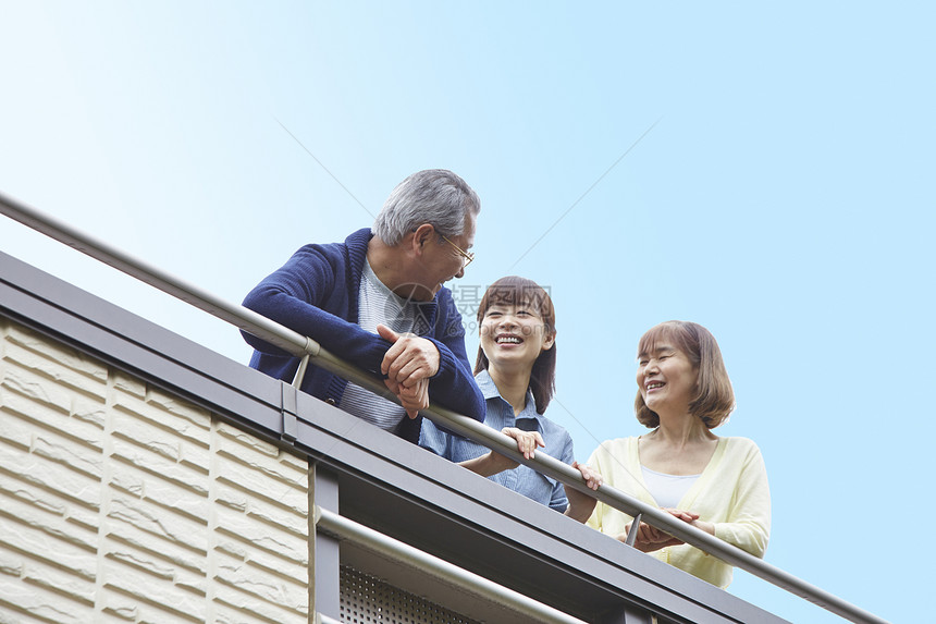 老年父母和女儿在阳台上聊天图片