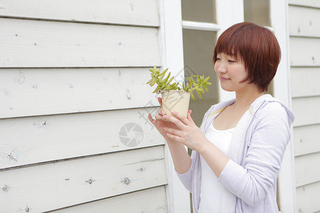 种植园艺的年轻短发女性图片