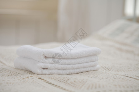 床上的白色毛巾图片