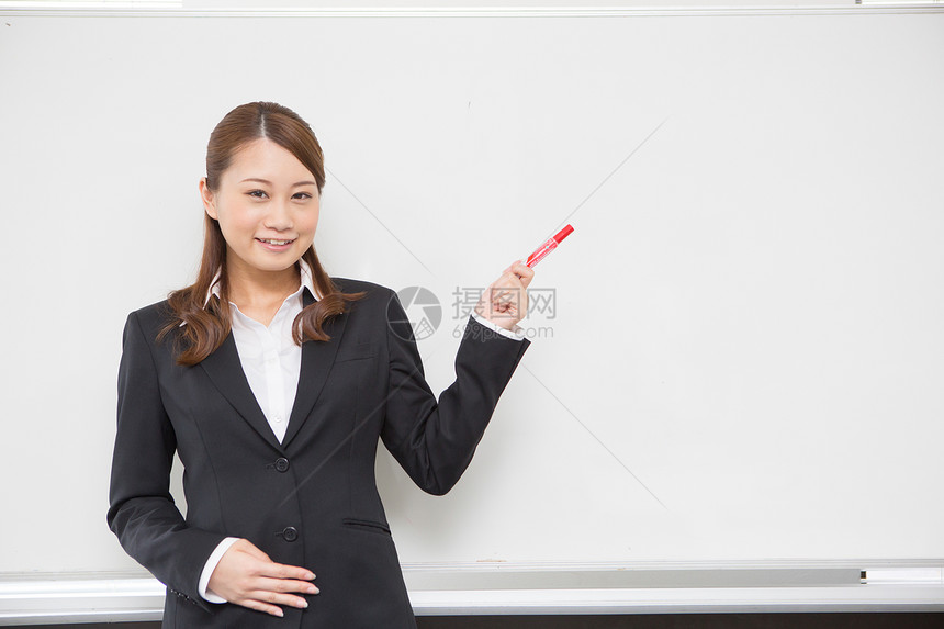 商务白领女性站在白板前图片