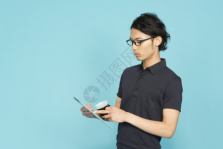 商务眼镜男使用平板电脑图片
