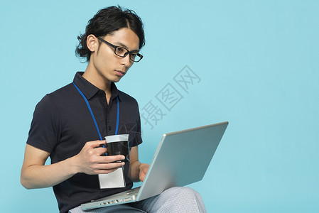 商务眼镜男使用电脑图片