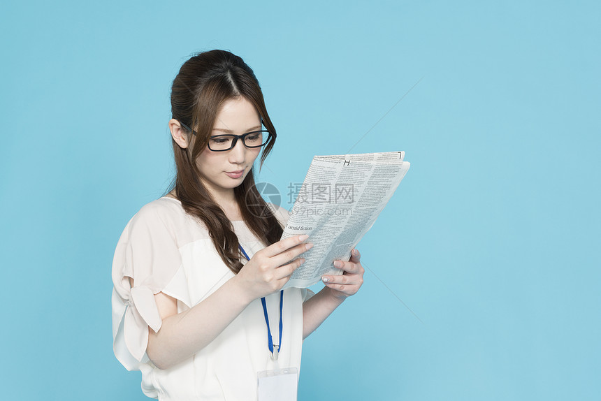 职业商务白领女性看报纸图片