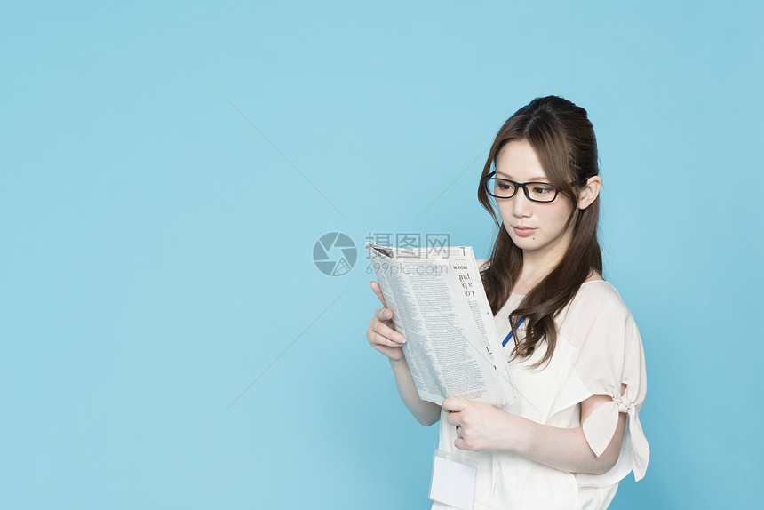 职场白领女性看报纸图片