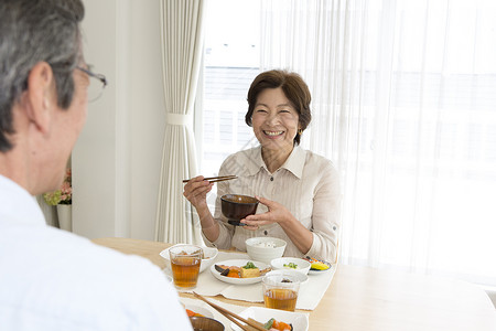 老年夫妻居家就餐男人高清图片素材