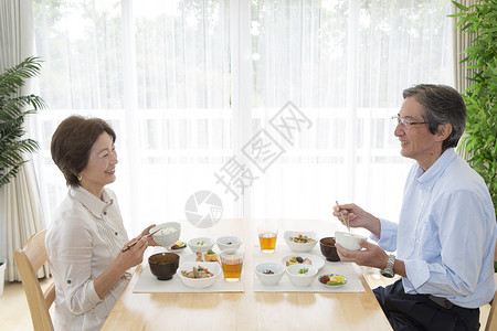 老年夫妻居家吃饭食物高清图片素材