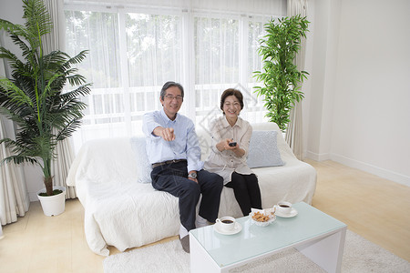 老年夫妻居家喝下午茶看电视图片