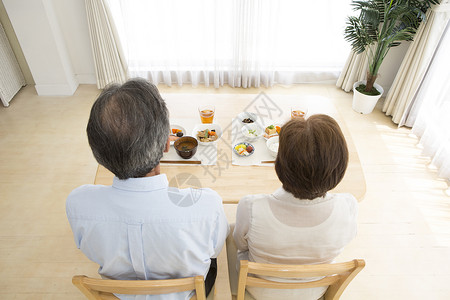 老年夫妻居家吃饭背影图片