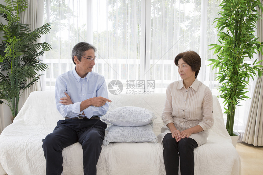 老年夫妻居家吵架图片