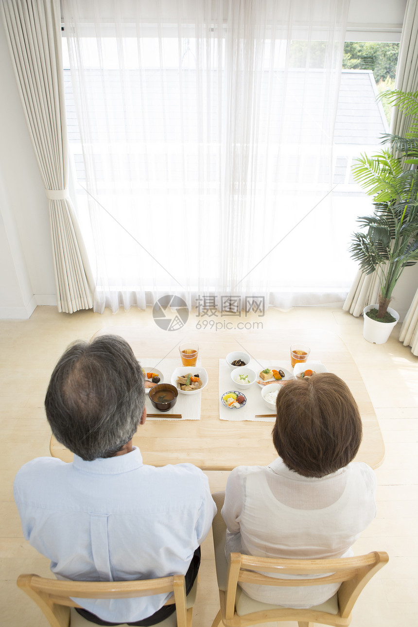 中老年夫妻在家吃饭图片