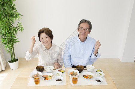 中老年夫妻在家吃饭形象图片