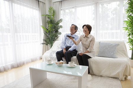 客厅沙发上的中老年夫妻看电视图片