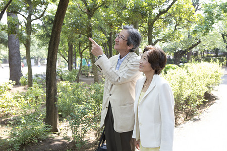 公园里散步的中老年夫妻图片