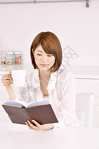 年轻女性喝咖啡看书图片