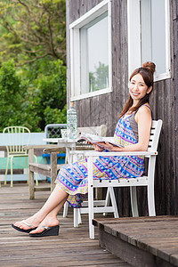 坐在户外休闲下午茶的夏日美女图片