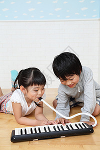 儿童居家玩口风琴图片