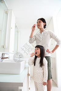 父亲和女儿在刷牙图片