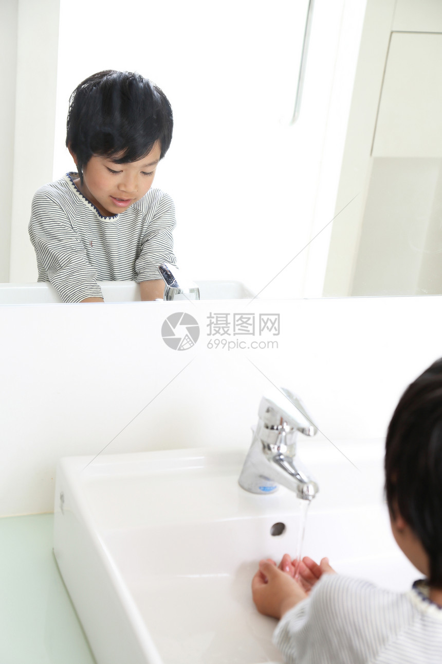 洗手的小男孩图片