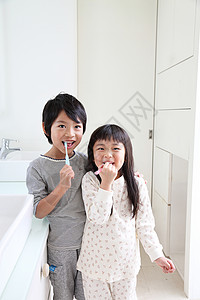 一起刷牙的可爱兄妹图片