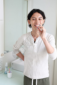 早晨刷牙的青年男性图片