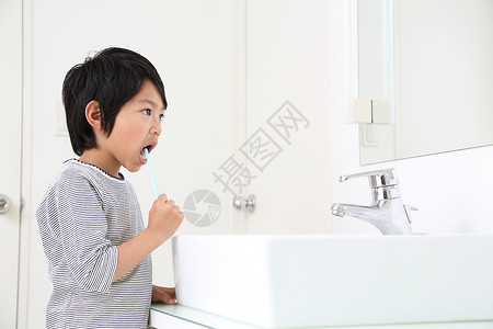 男孩在刷牙图片