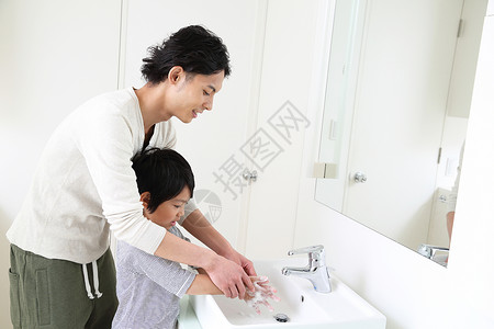 父亲陪儿子在洗手图片