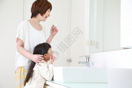 母亲陪着女儿在刷牙图片