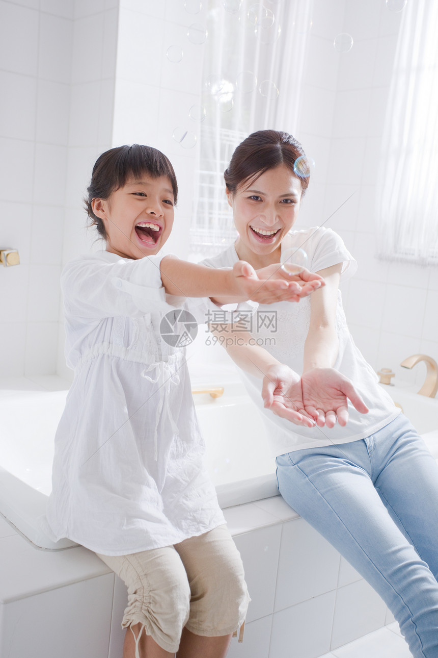 孩子跟母亲在浴室里玩肥皂泡图片