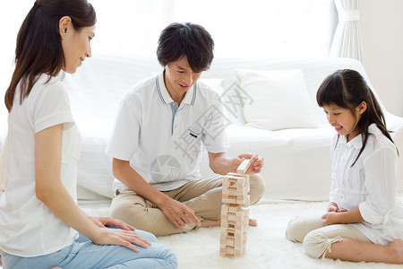 父母和小孩快乐的女士家庭玩游戏图片