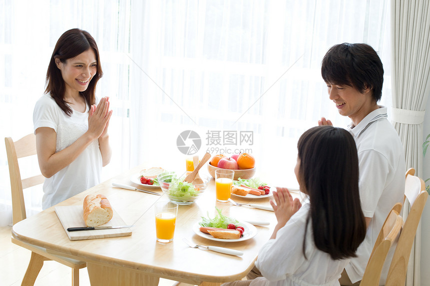 一起用餐的一家人图片