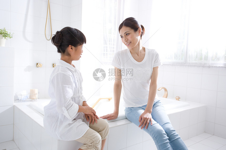 在浴缸边聊天的母女图片
