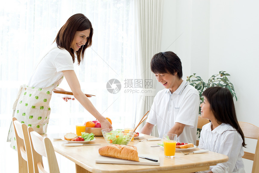 家人一起用餐图片