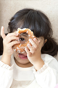 吃甜甜圈的孩子高清图片
