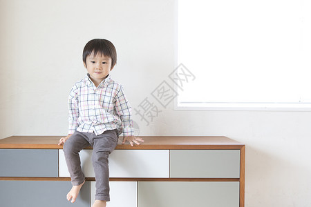 坐在桌上的小男孩图片