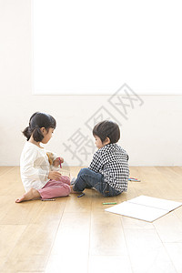 坐在地上玩耍的儿童背景图片