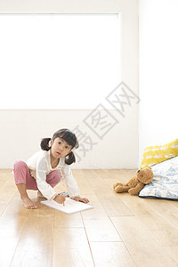 小女孩坐在地上玩耍背景图片