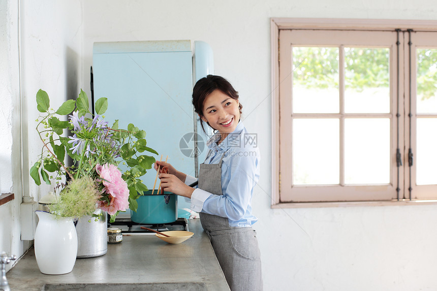 厨房里做饭的女性图片