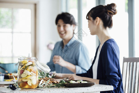 家庭聚会用餐的女性图片